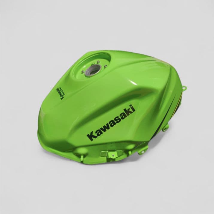 Kawasaki Ninja250・400用タンク 塗装剥がれあり