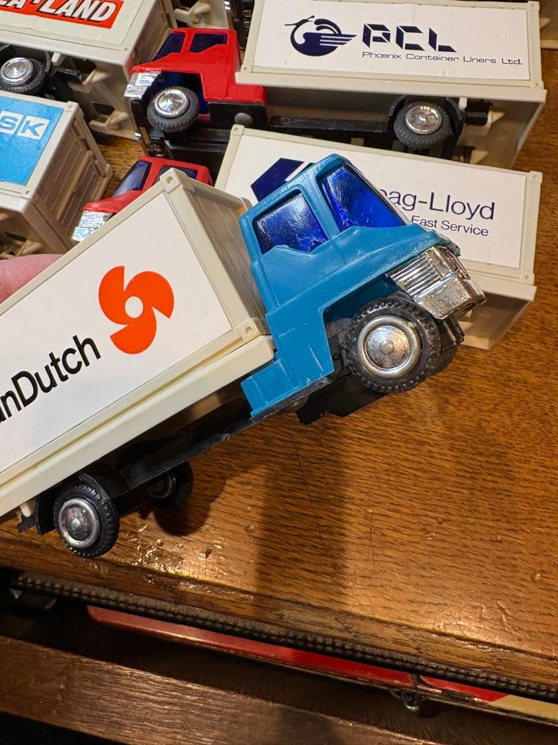 ホンコン製　コンテナートラックのおもちゃ12個