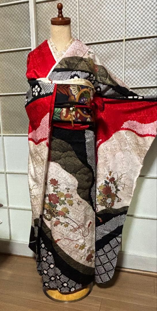 セミアンティーク 振袖7点セット 正絹部分絞りに箔使い　 赤黒白 華やか古典美