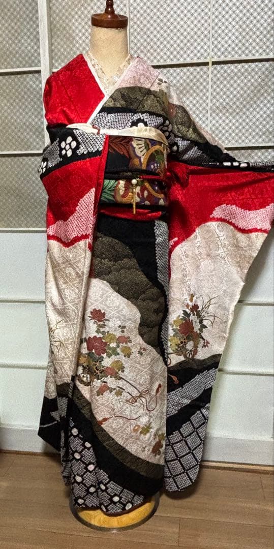 セミアンティーク 振袖7点セット 正絹部分絞りに箔使い　 赤黒白 華やか古典美
