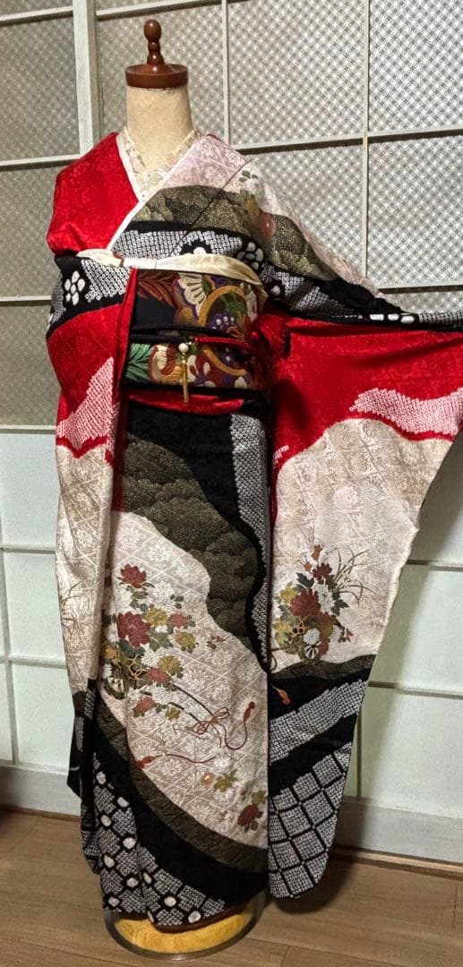 セミアンティーク 振袖7点セット 正絹部分絞りに箔使い　 赤黒白 華やか古典美
