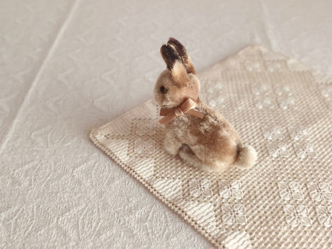 * vintage steiff ୨୧ * お座り姿の かわいいウサギさん