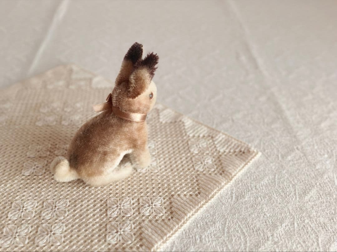 * vintage steiff ୨୧ * お座り姿の かわいいウサギさん