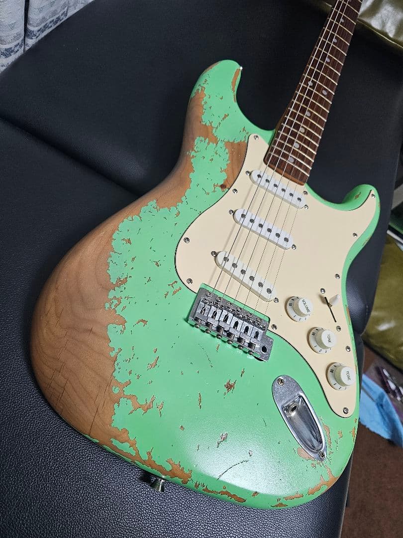 ストラトタイプ　ハードレリック仕様　コンポーネントギター