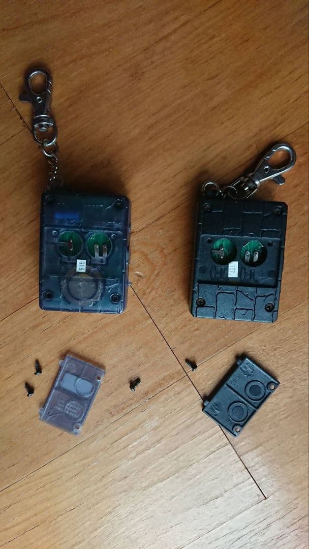 デジタルペット キーチェーン 黒と黄色