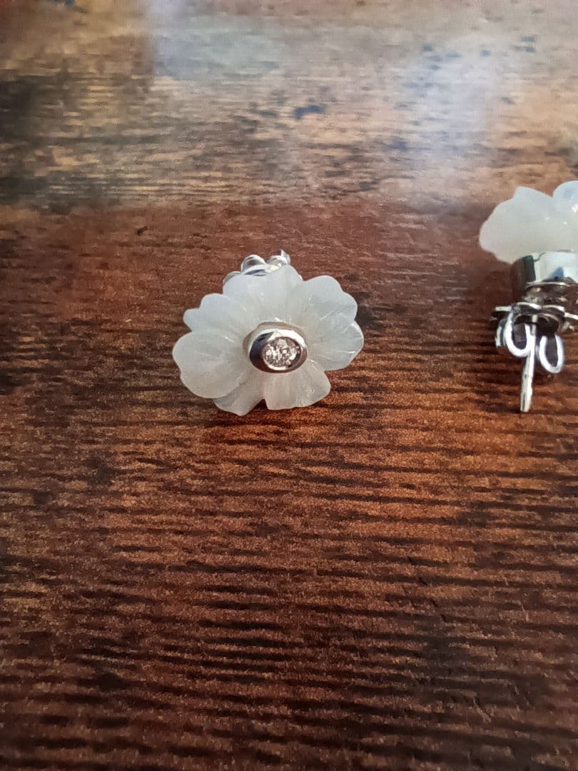 QUEENジュエリー 750 エレガントな白い花のダイヤモンド装飾装飾ピアス