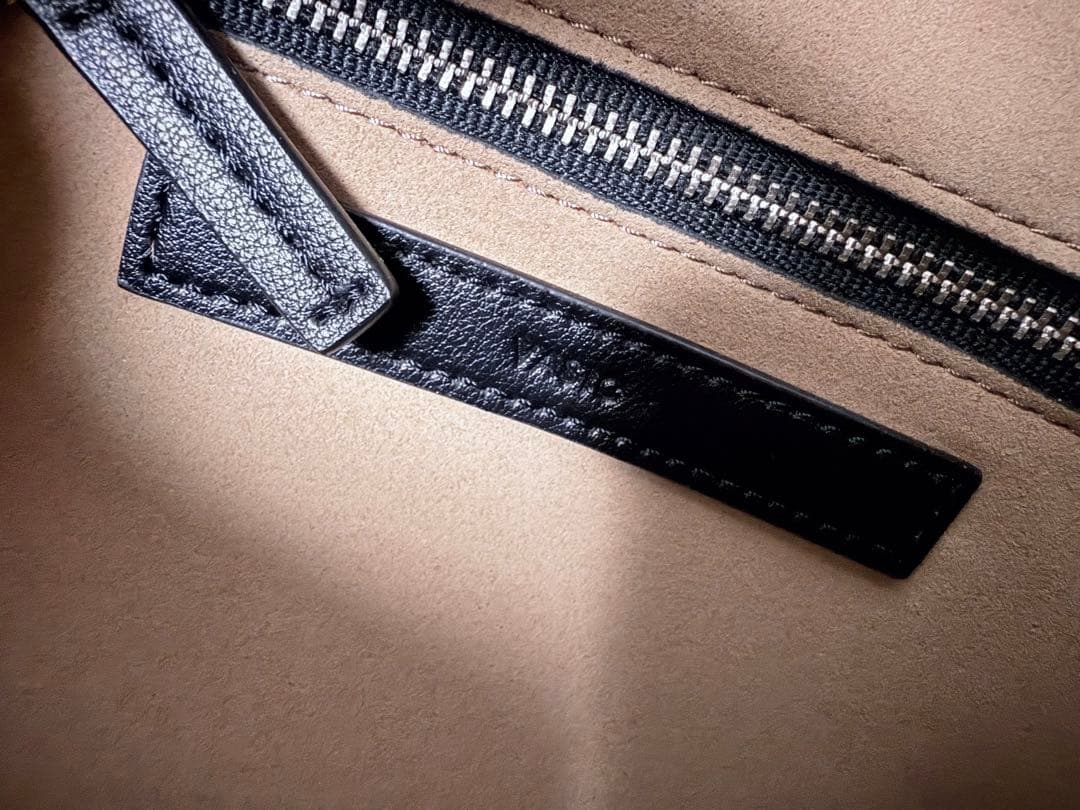 VASIC ブラック ハンドバッグ