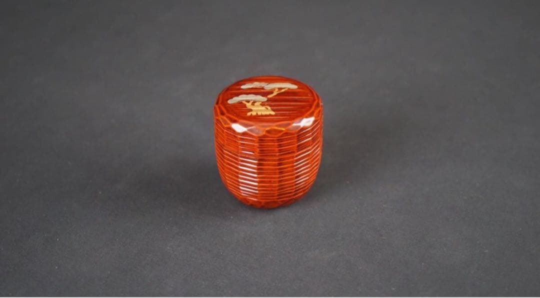 岡本陽斎 作 又妙斉好 老松蒔絵 溜塗 折撓中棗 共箱 茶道具