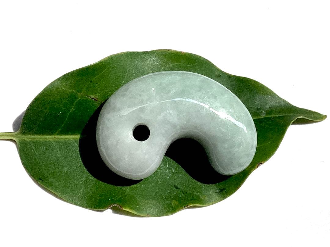 ✳摩訶不思議**吉祥開運　糸魚川翡翠小滝産*勾玉　守護石にお持ちください　鑑別書