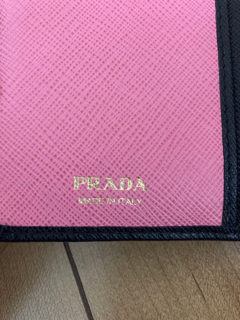 PRADA ブラック サフィアーノレザー 二つ折り財布