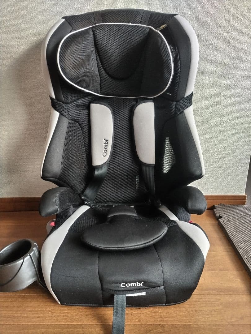 [引取り限定]Combi ジュニアシート ブラック/ホワイト カップホルダー付き
