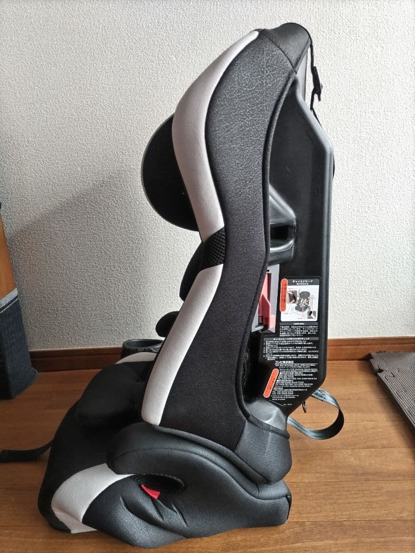 [引取り限定]Combi ジュニアシート ブラック/ホワイト カップホルダー付き