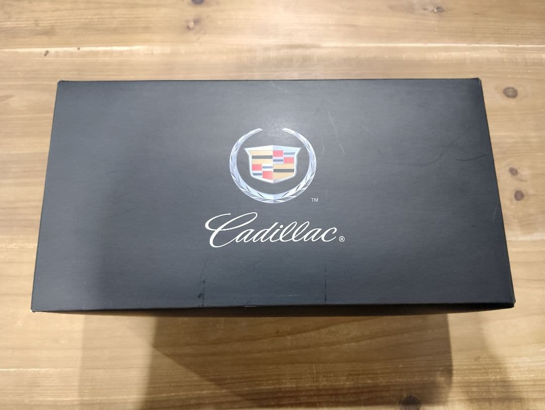 1/18 キャデラック　CTS　セダン　ディーラー品　ミニカー　レッド