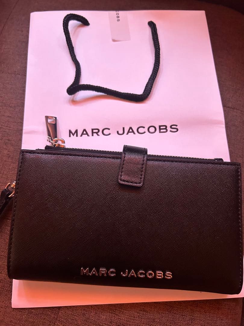新品　MARC JACOBS 黒 二つ折り財布　フォンリストレット