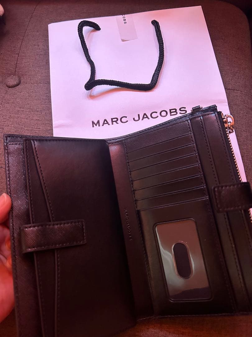 新品　MARC JACOBS 黒 二つ折り財布　フォンリストレット
