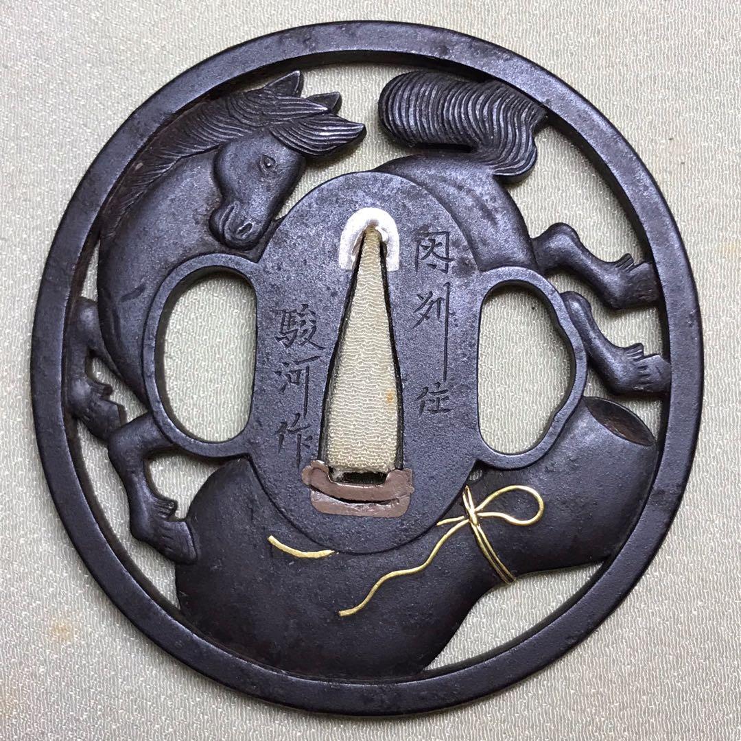 ★時代 /刀剣小道具！『因州住 駿河作』鉄地 瓢箪に馬 透かし 金象嵌 鍔★
