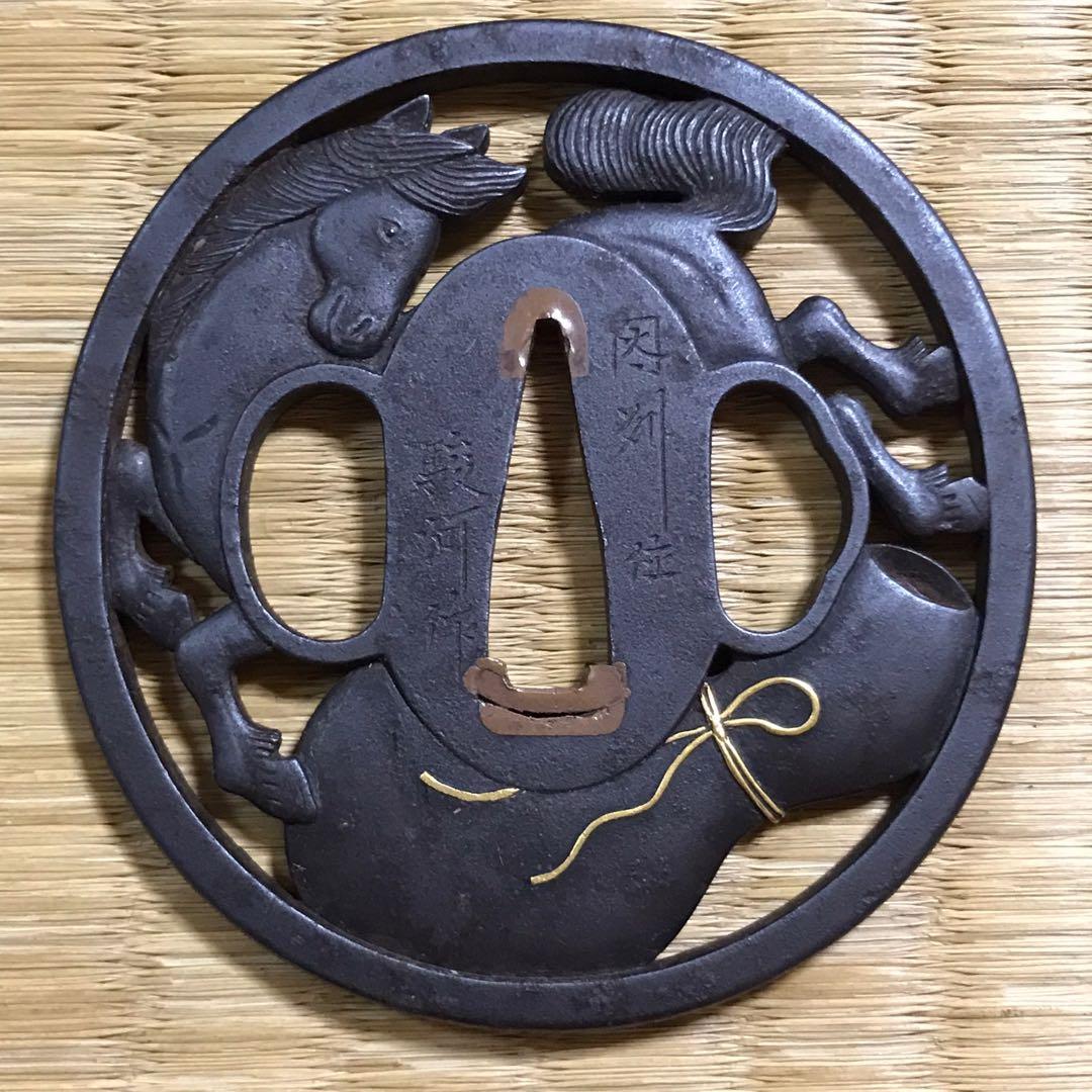 ★時代 /刀剣小道具！『因州住 駿河作』鉄地 瓢箪に馬 透かし 金象嵌 鍔★