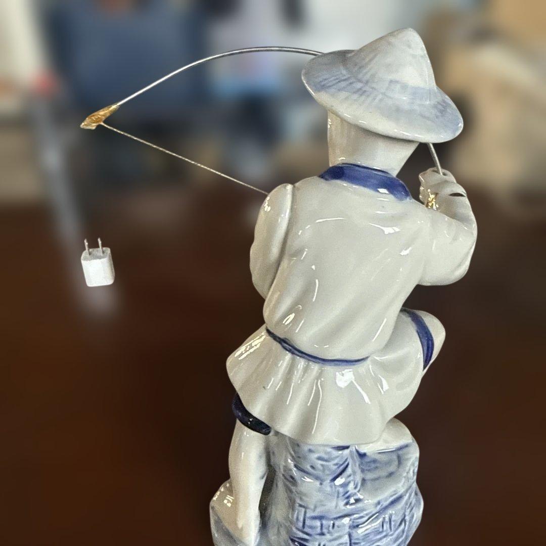 釣りをする老人の陶器像