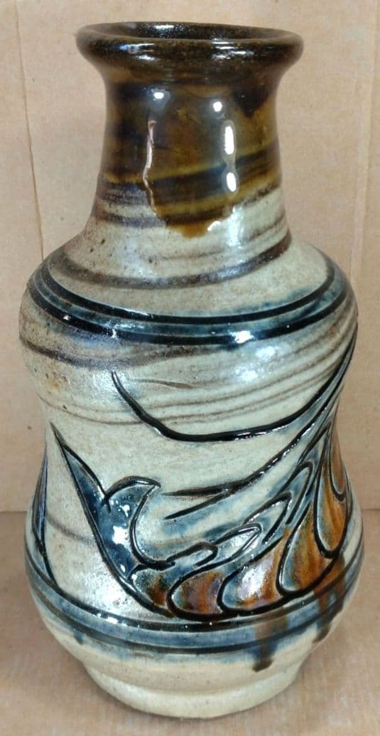 【本物保証】金城次郎 壷屋焼嘉瓶 共箱 栞 人間国宝 笑魚海老紋嘉瓶は激烈希少品