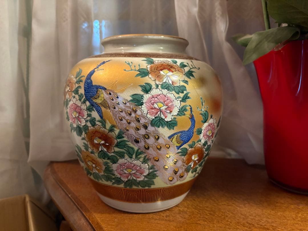 孔雀と花の装飾 陶器の花瓶　九谷焼