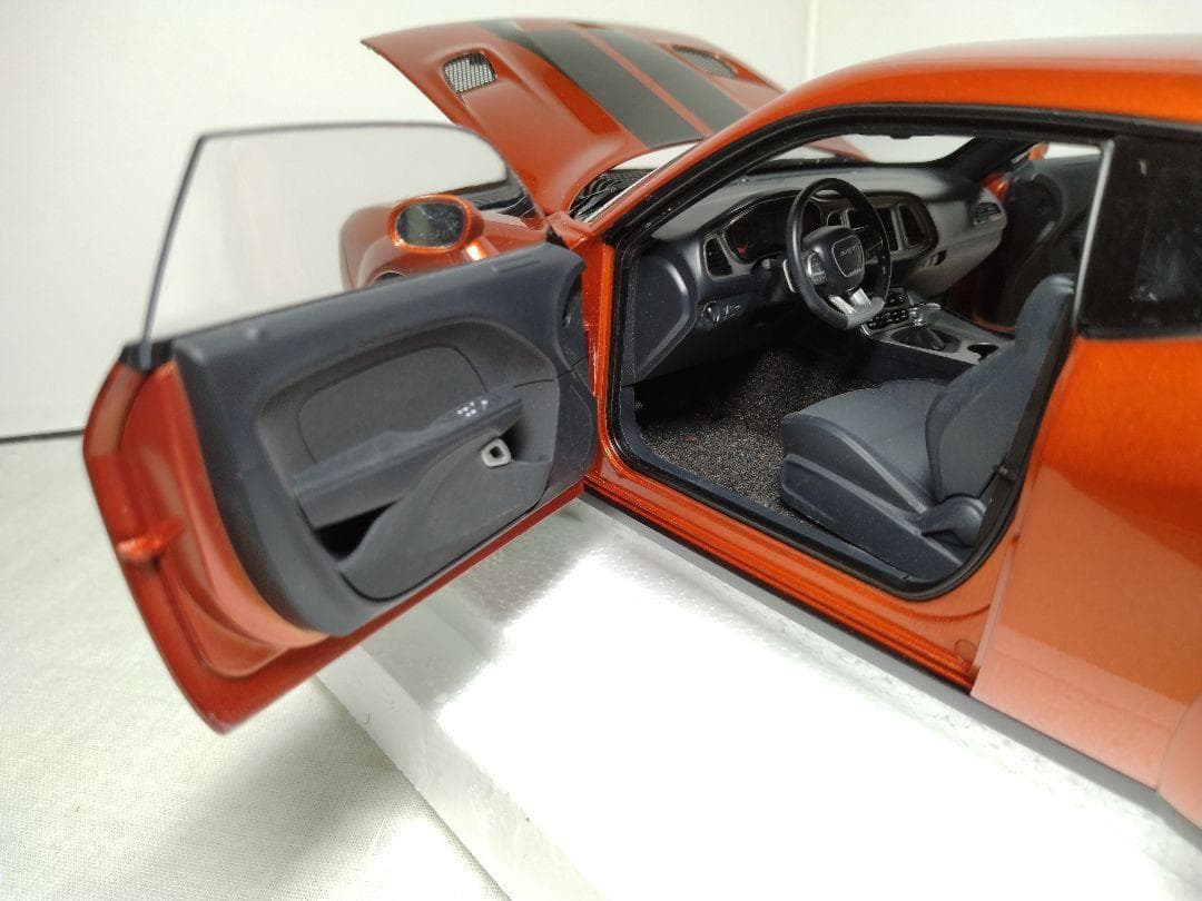 27　オートアート　1/18　ダッジチャレンジャー　SRT HELLCAT