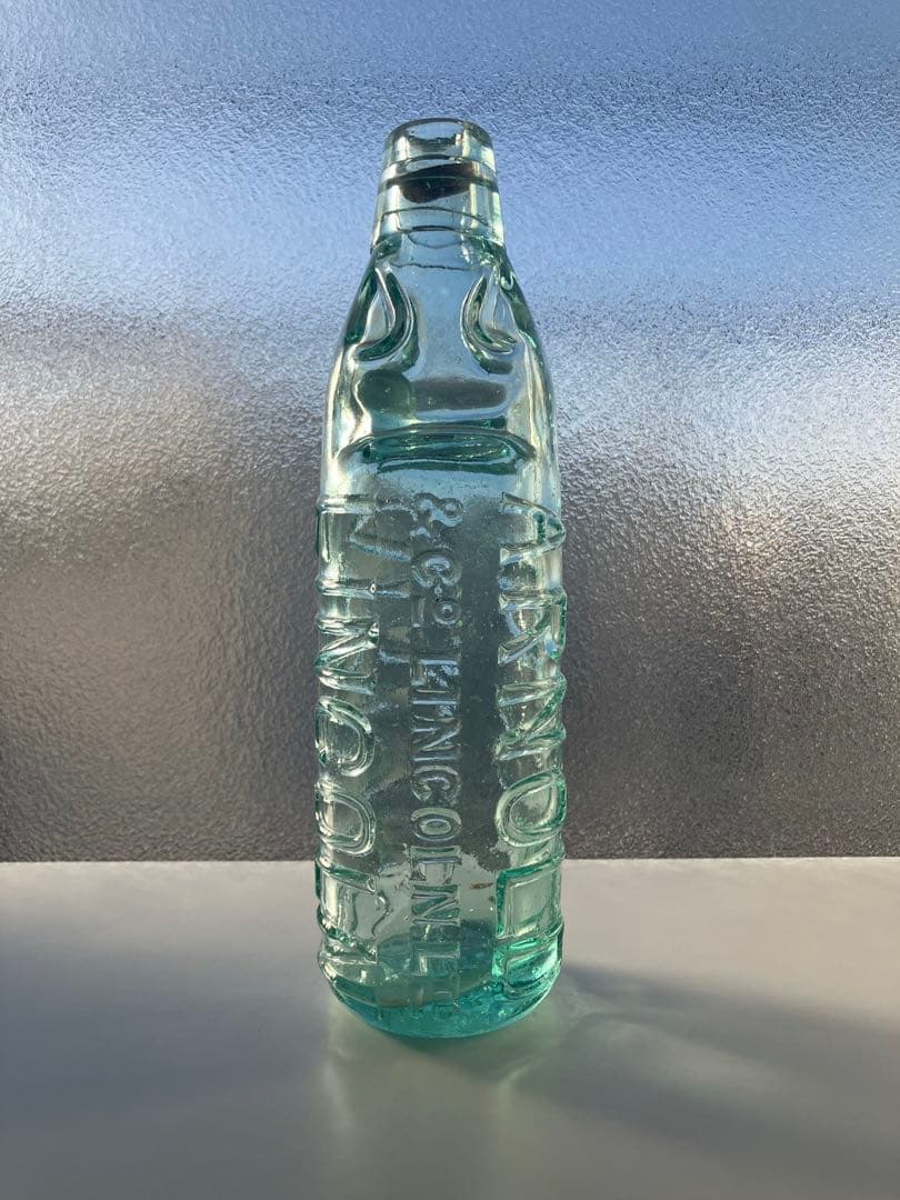 英国製　ビンテージガラス瓶　エンボス入りガラス瓶