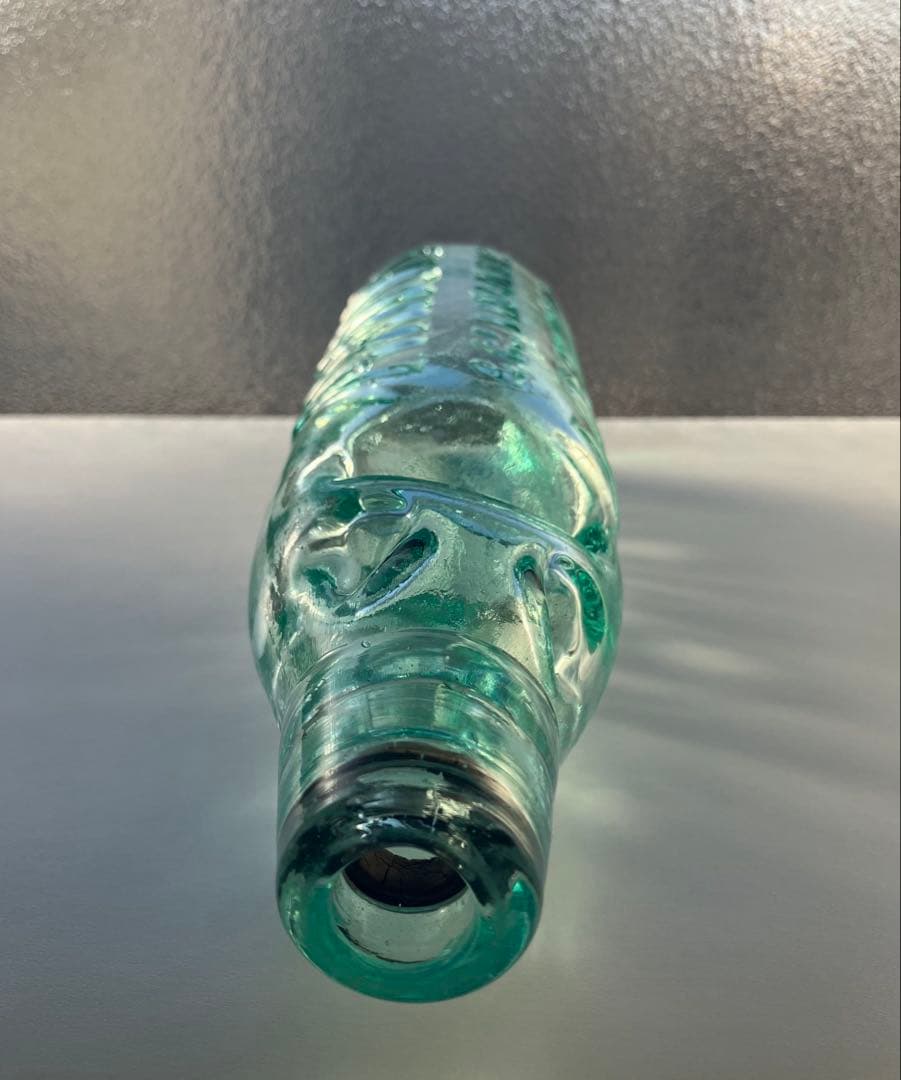 英国製　ビンテージガラス瓶　エンボス入りガラス瓶