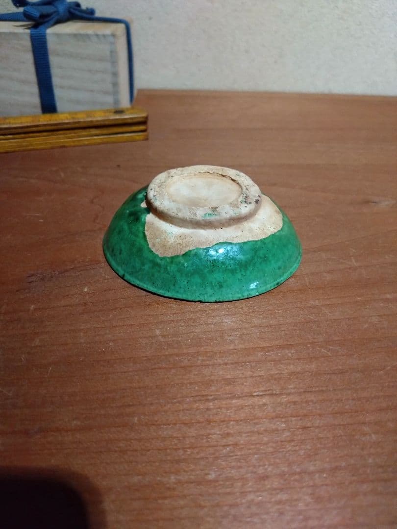緑色の陶器製浅皿