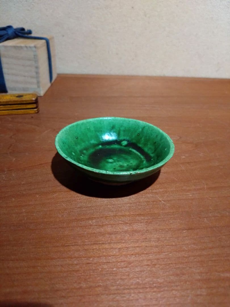 緑色の陶器製浅皿