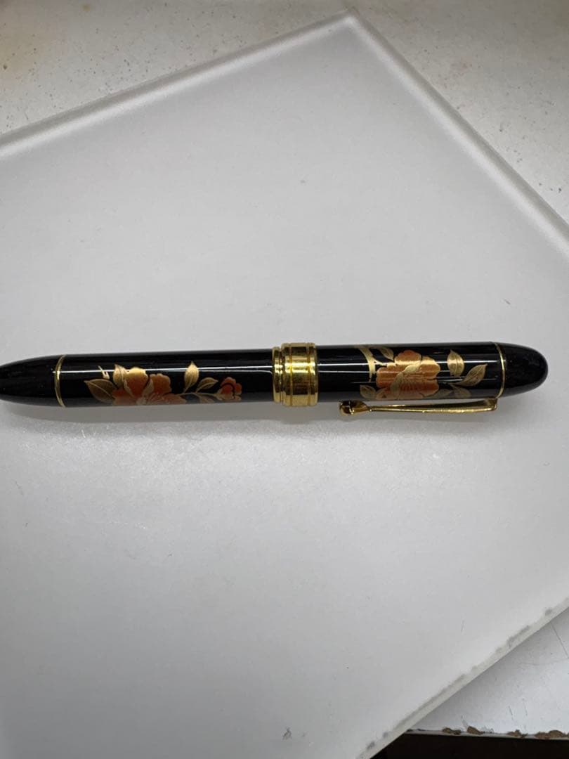 黒い花柄万年筆・イリジウムペン先・中古品