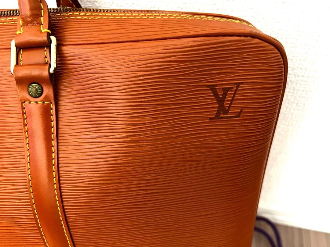 美品 LV ルイ ヴィトン エピ ポルトドキュマン ヴォワヤージュ