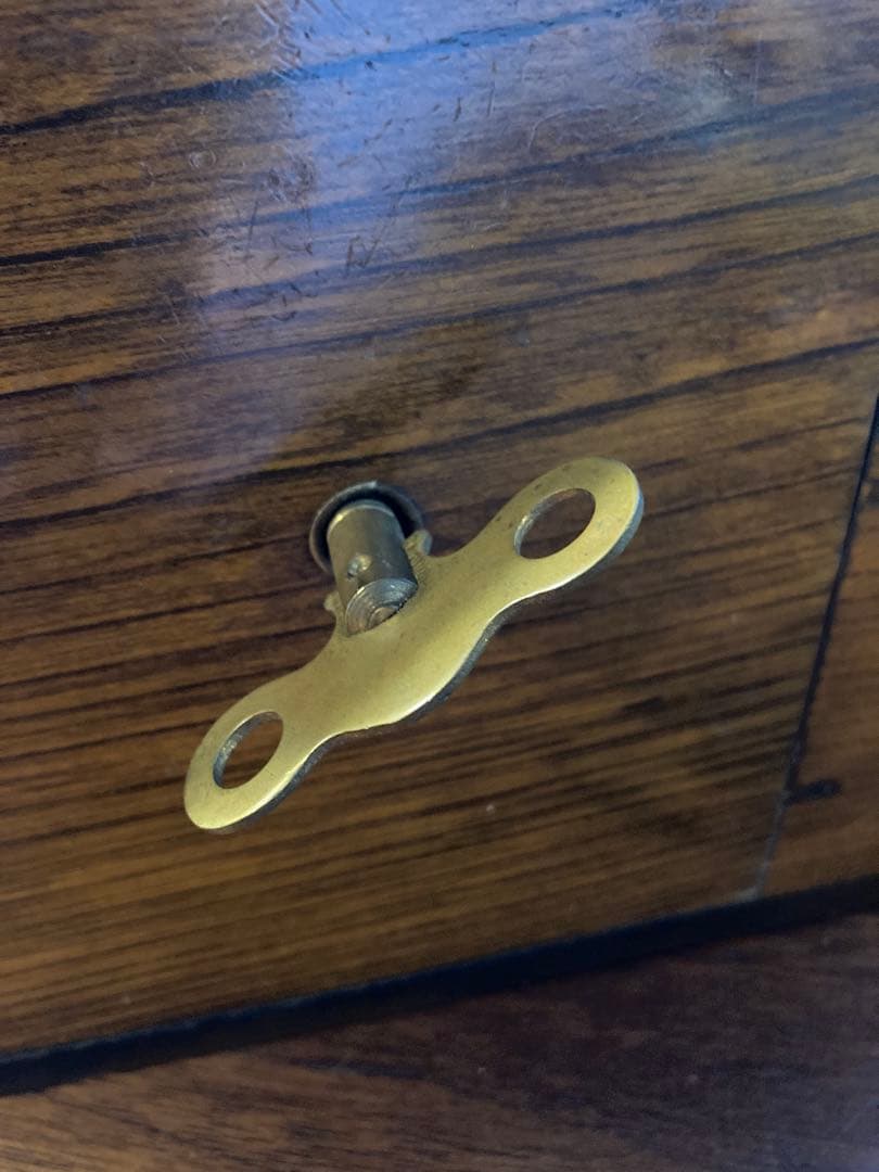 連休特価　喫茶店巡り　ＢＯX ゼンマイを回すとゆっくりボードが回転します。