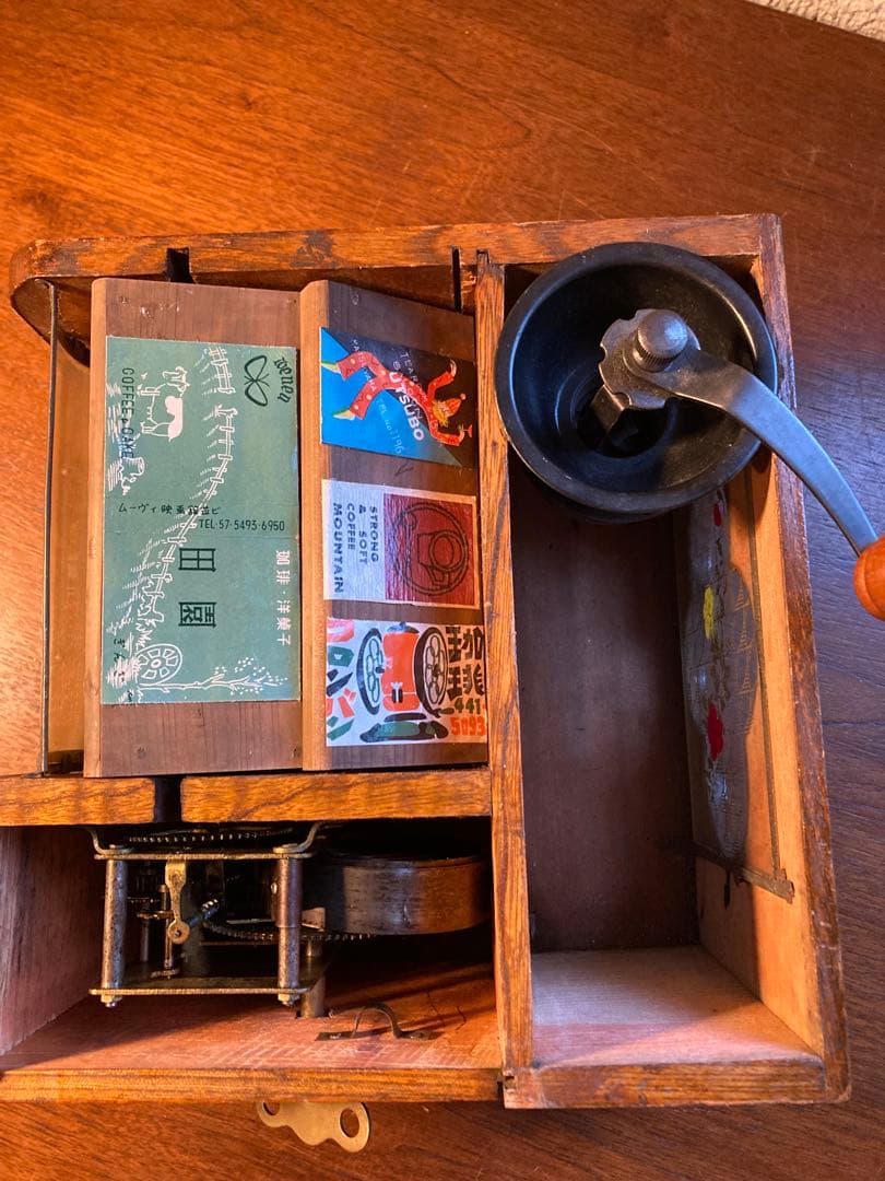 連休特価　喫茶店巡り　ＢＯX ゼンマイを回すとゆっくりボードが回転します。