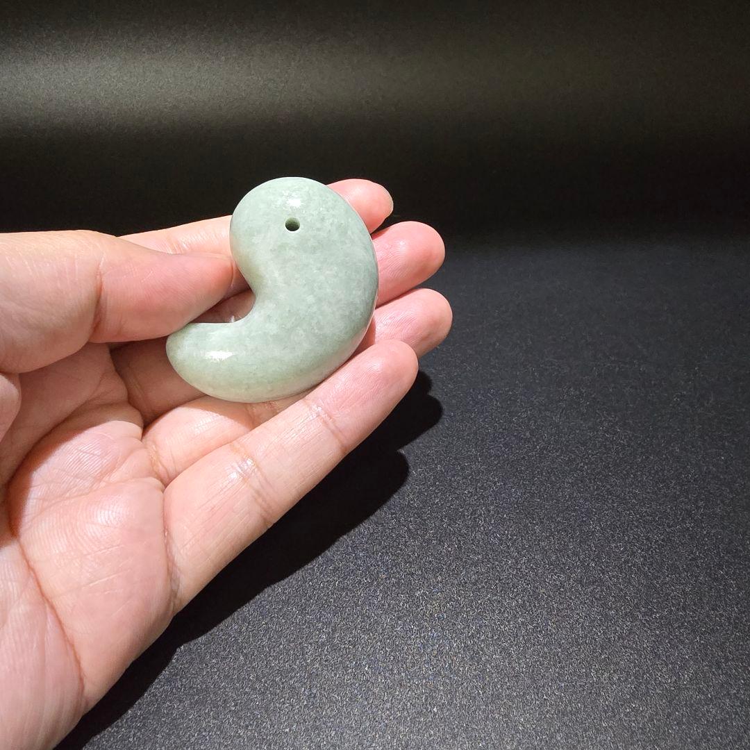 2 翡翠　天然　大型　勾玉　天然石　レア物　ヒスイ　天然石　鉱物　勾玉