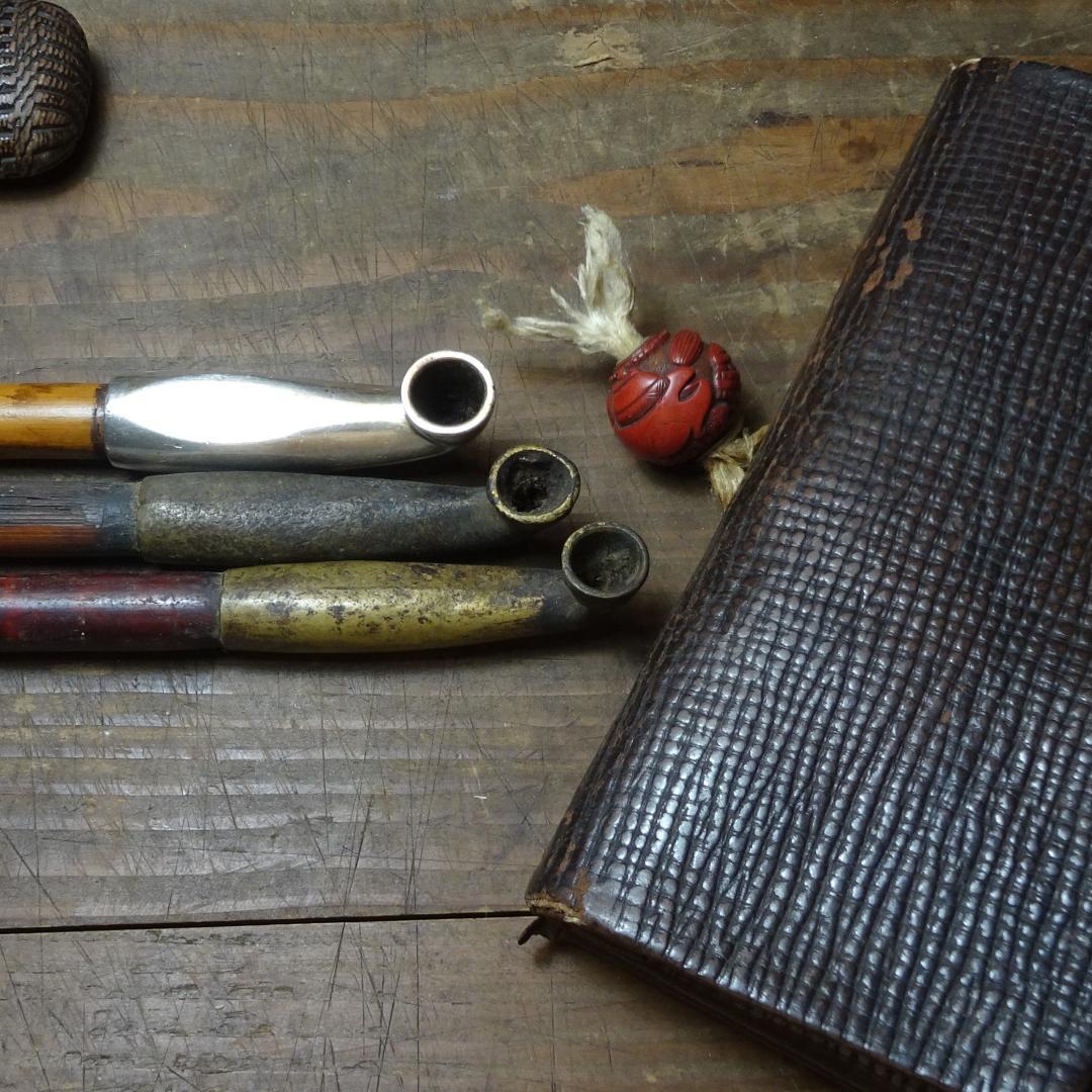 古い 煙草入れ+煙管入れ+煙管３つ　　　蝶の前金具　根付