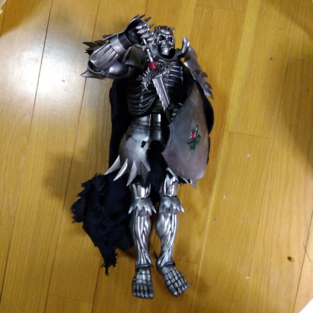 シルバー骸骨フィギュア 剣と盾付き