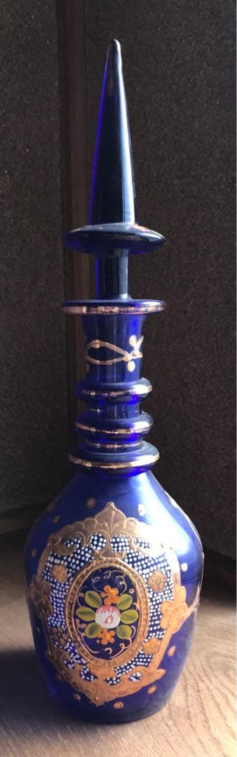 コバルトブルーの装飾ボトル