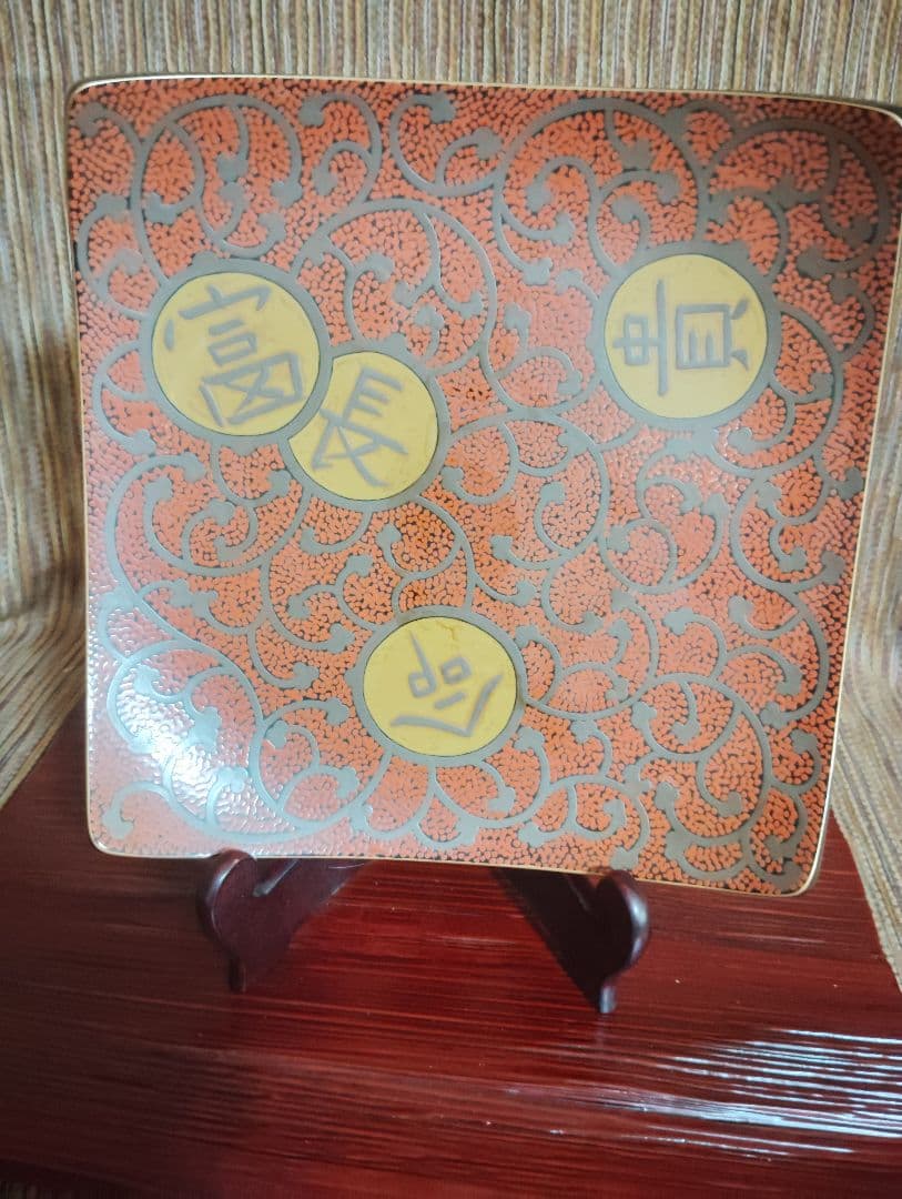 輪島塗　五島屋　赤黒模様の四角形盛器　共箱です。