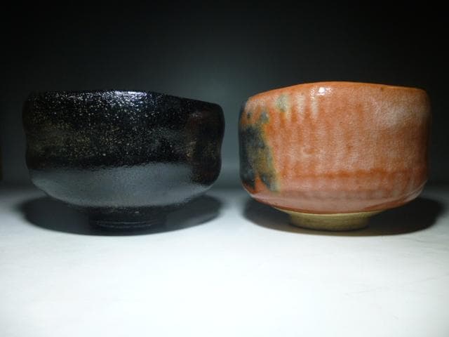 楽吉左衛門　十一代　慶入　赤黒茶碗／共箱／銘「瑞栄」／表千家十二代　惺斎極め箱