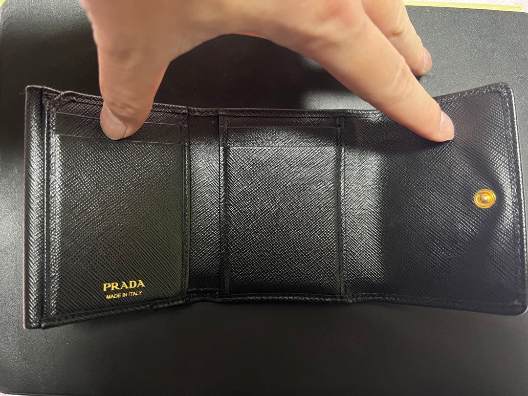 【美品】PRADA サフィアーノトライアングル　ブラック 三つ折り財布