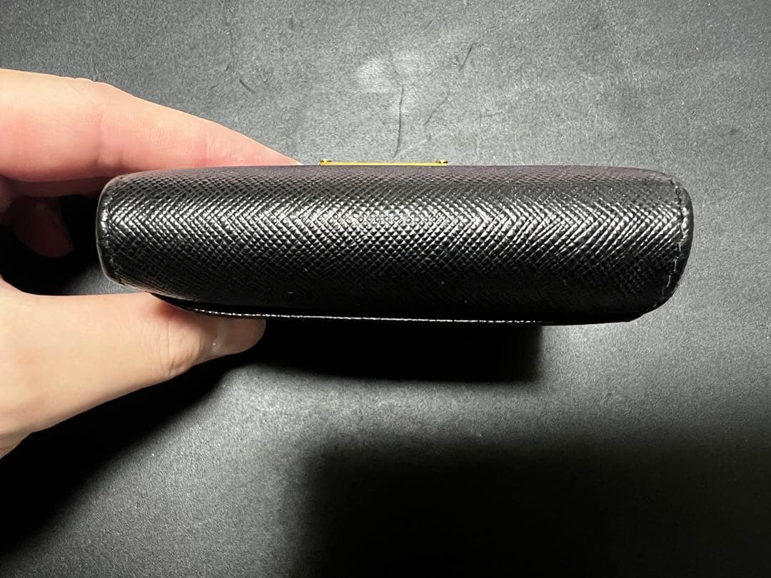 【美品】PRADA サフィアーノトライアングル　ブラック 三つ折り財布