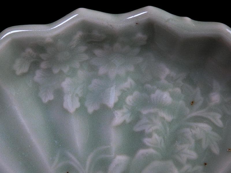 三田青磁　岩に菊の図　扇形手塩皿　C468AS-BZg