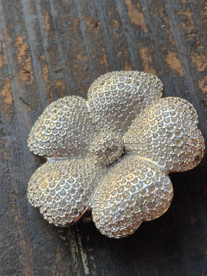 【SWAROVSKI / スワロフスキー】 フラワーモチーフ パヴェ ブローチ