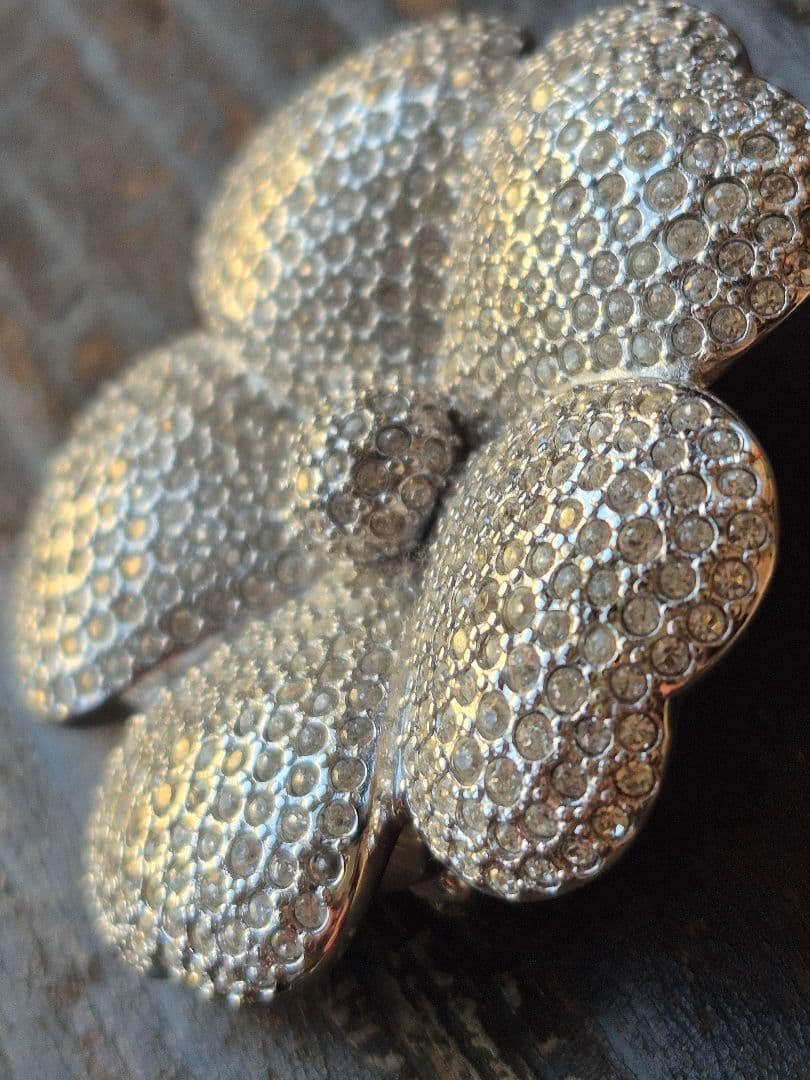 【SWAROVSKI / スワロフスキー】 フラワーモチーフ パヴェ ブローチ