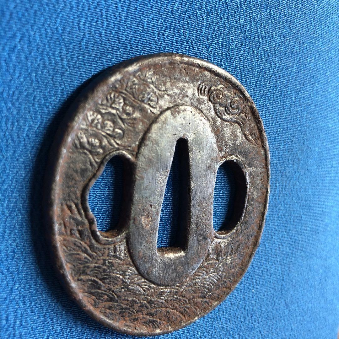 江戸時代の鉄製小鍔！草原にネズミ、松や波が刻まれた逸品！縦5.6×横5.2cm