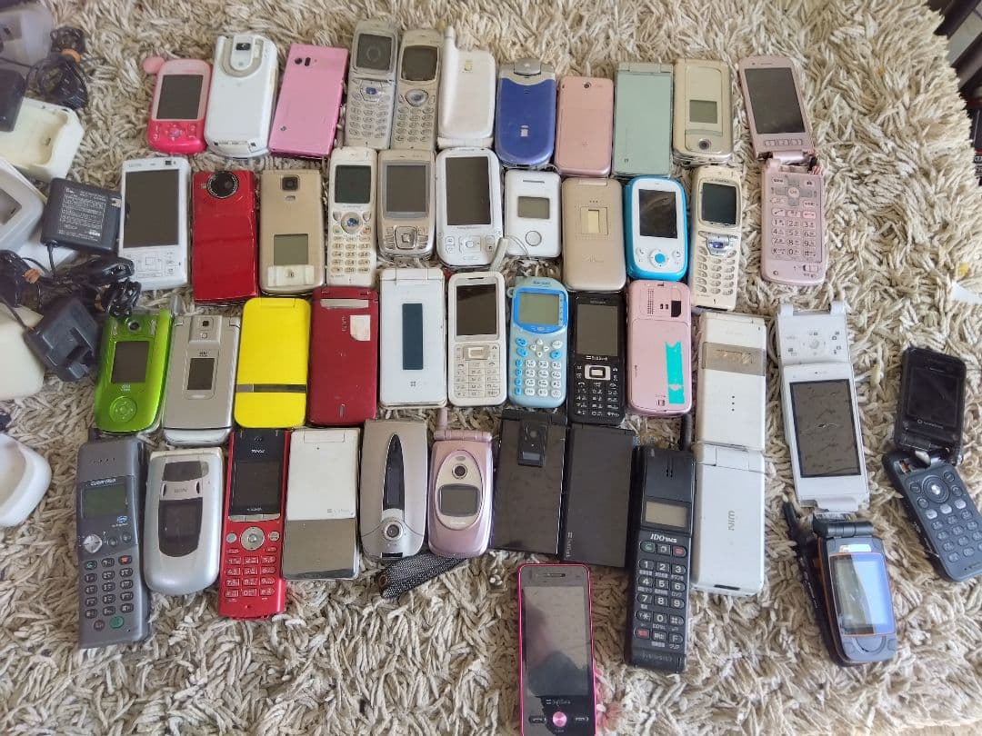 ガラケーや卓上ホルダまとめ売りジャンク品