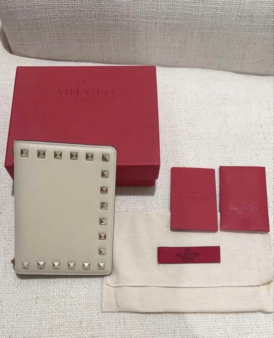 新品 Valentino パスポートケース ホワイト スタッズ付き カバー