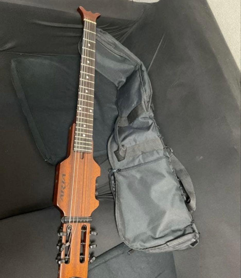 シンソニード(トラベルギターに最適)、サイレント　完動品　カポ、ストラップ付き