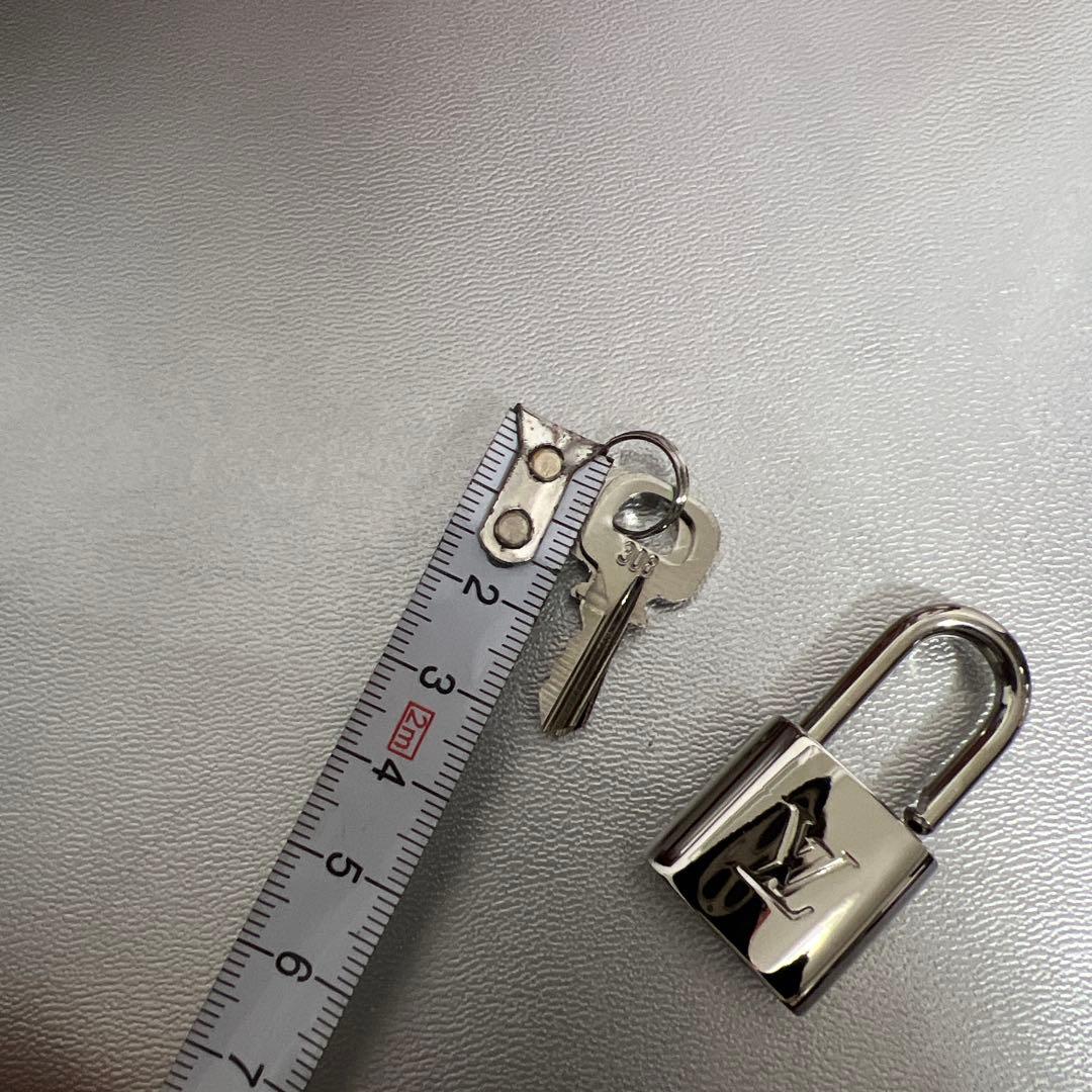 Louis Vuitton シルバー南京錠