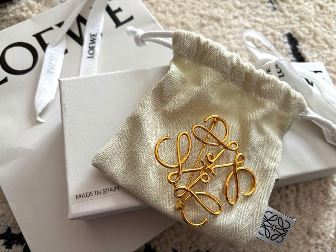 ロエベ　アナグラムブローチゴールド　LOEWE